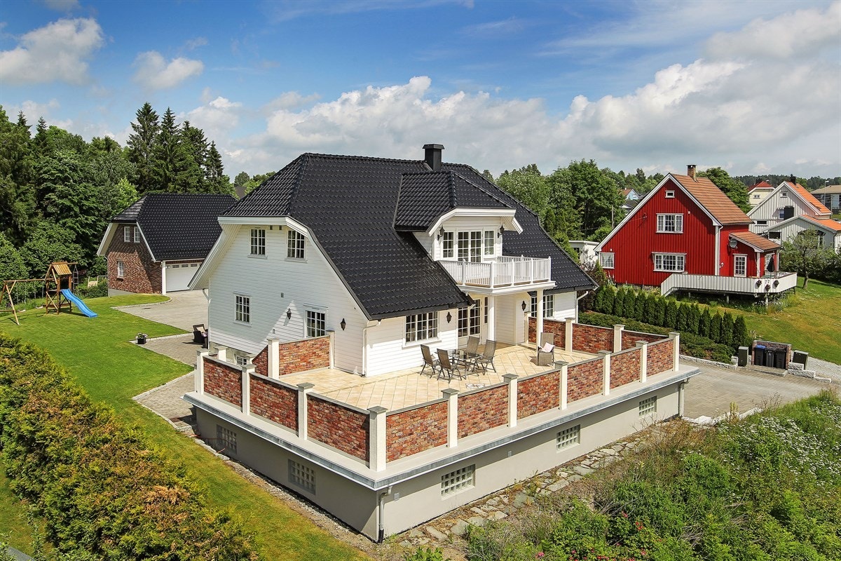 En stor, flislagt terrasse på ca. 100 kvm Galleribilde