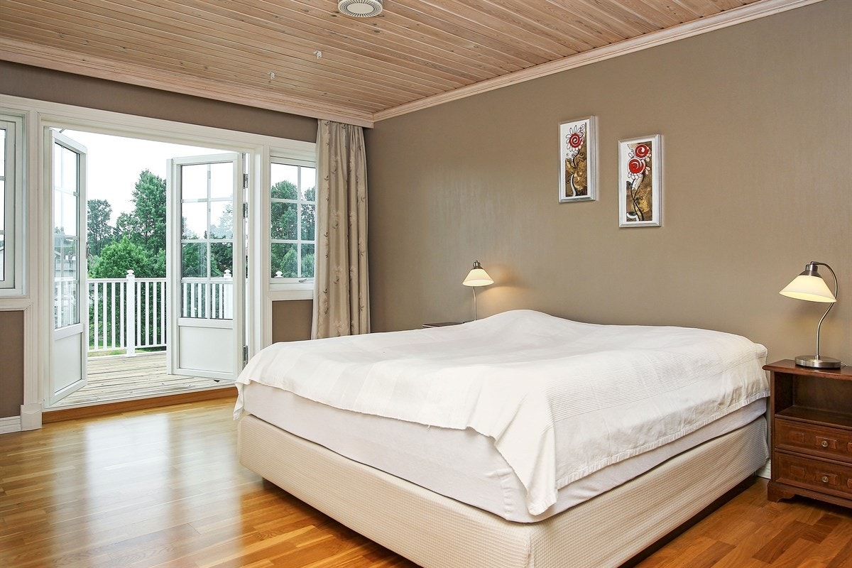 Hovedsoverom i 2.etg. med utgang til balkong Galleribilde