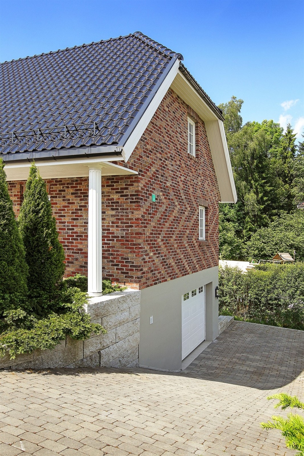 Påkostet garasje, her vises nedkjøring til u.etg Galleribilde