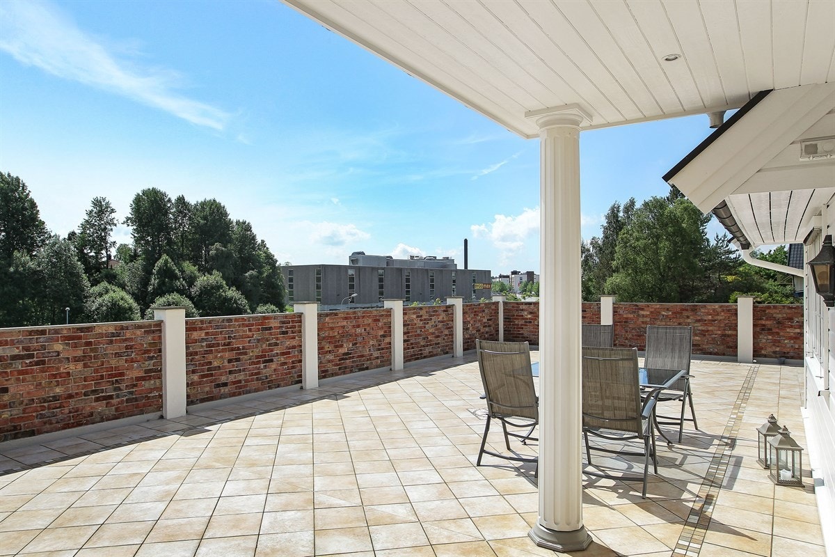 Terrassen har et rekkverk i tegl. Det er med på å hindre innsyn på uteplassen Galleribilde