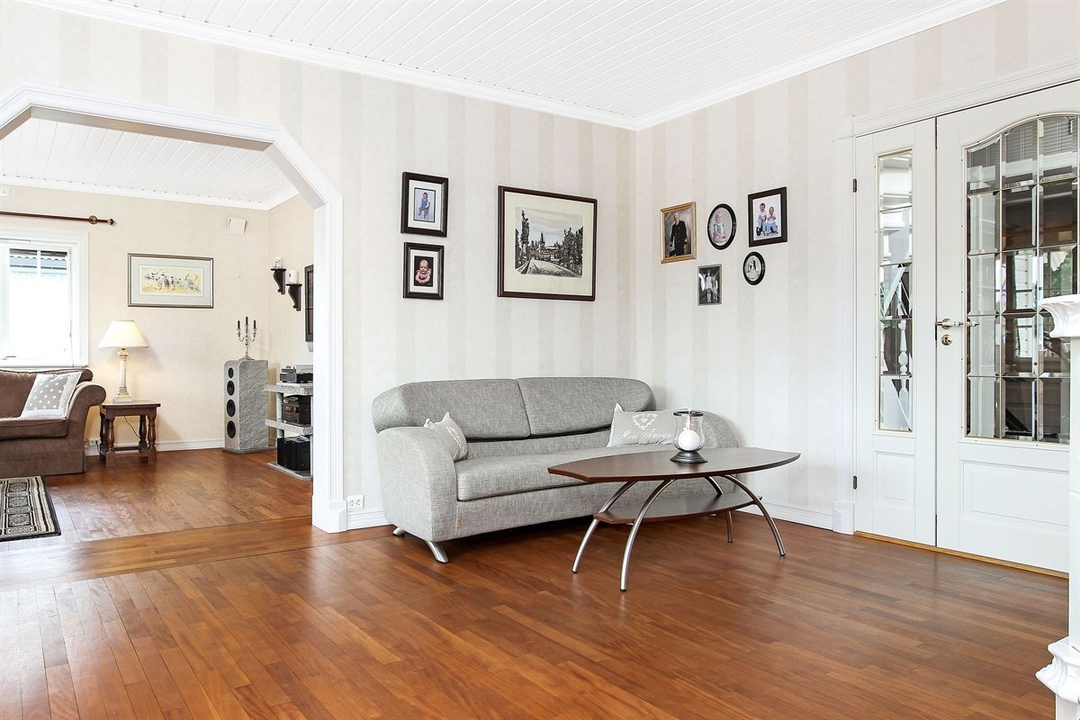 Mellomstue med åpen løsning inn til dagligstue Galleribilde