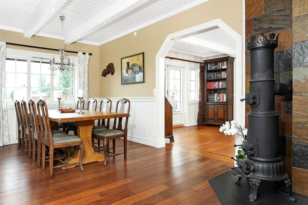 Romslig plass i spisestue Galleribilde