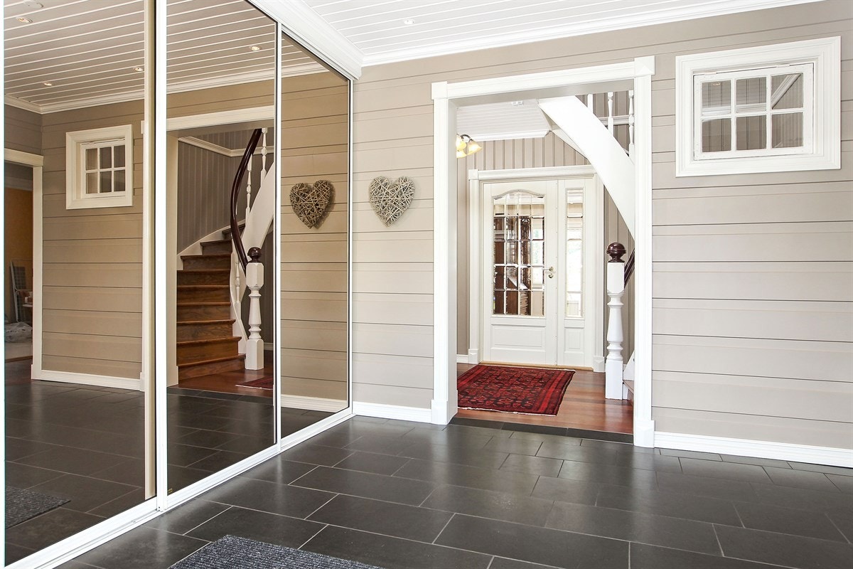 Hall med skyvedørsgarderobe med speil Galleribilde