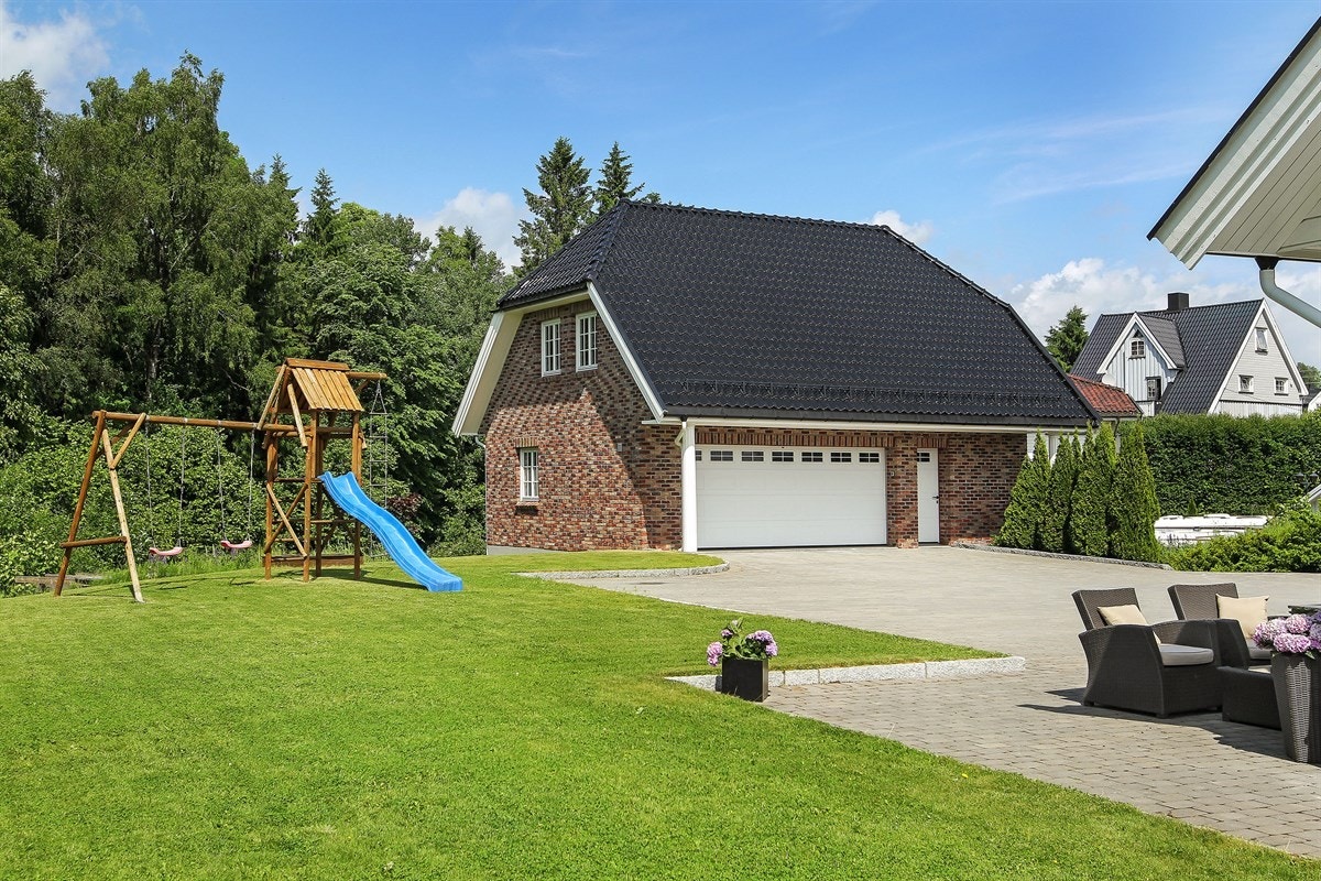 Frittstående flott garasjebygg over 3 plan. Galleribilde