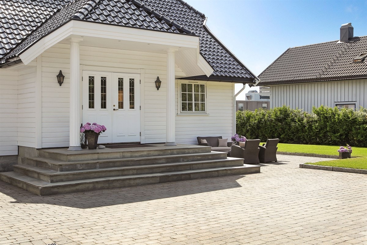 Koselig, overbygd inngangsparti Galleribilde