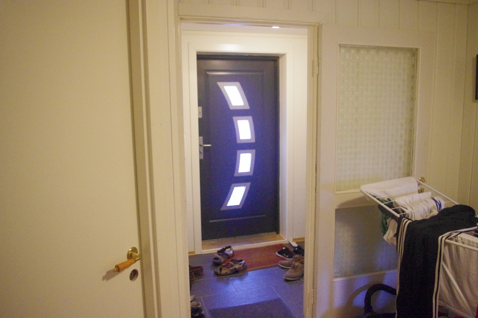 Liten gang, med inngangsdør Galleribilde