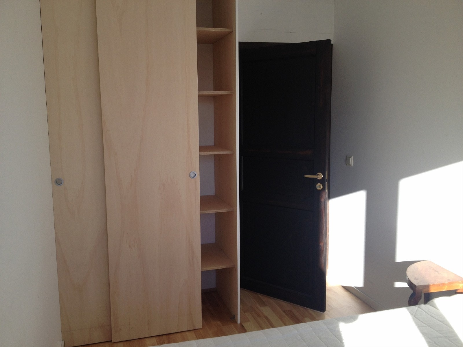 Soverom med stort garderobeskap Galleribilde