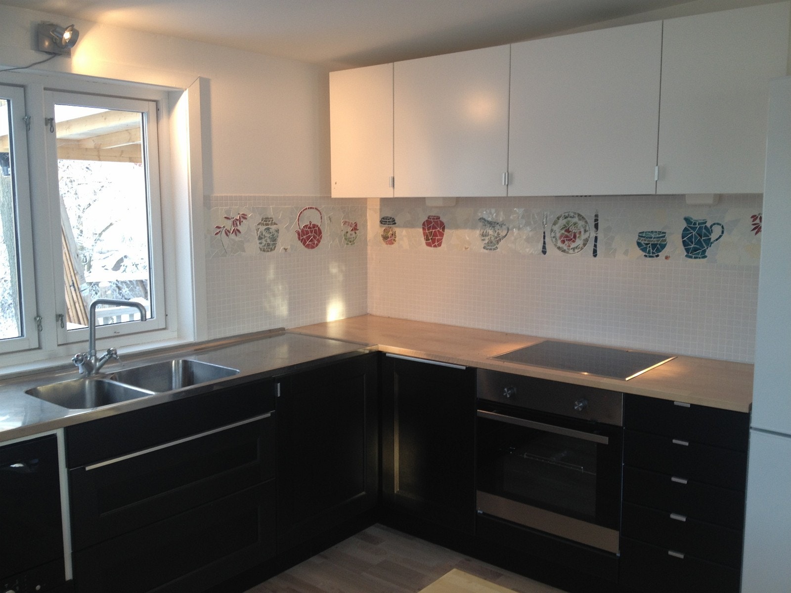 Kjøkken med alle hvitevarer. Galleribilde