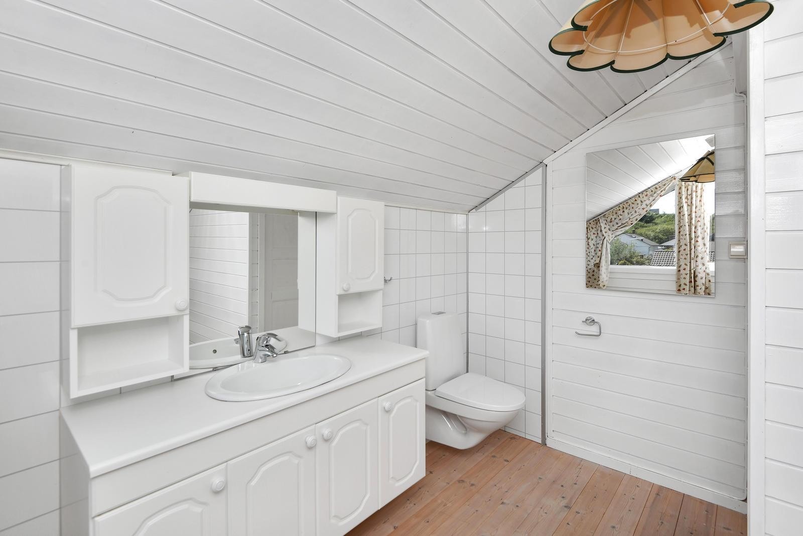 Bad i 2. etasje - hvit baderomsinnredning, vegghengt toalett Galleribilde