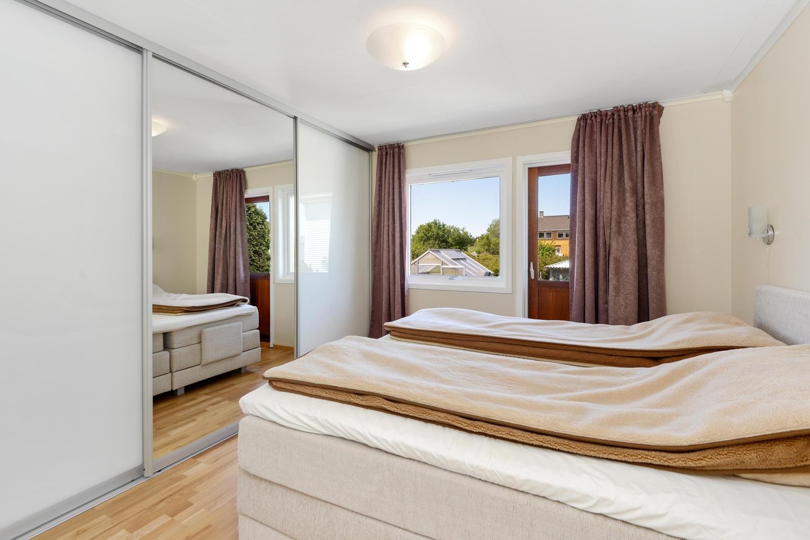 Hovedsoverommet har utgang til balkong - skyvedørsgarderobe Galleribilde