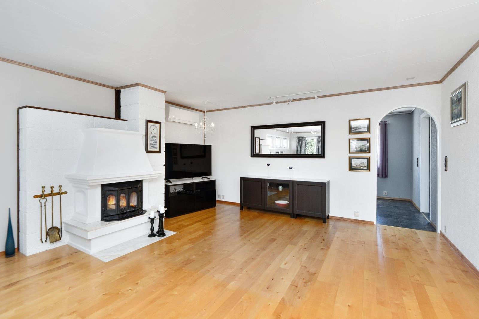 Klassisk peis i stuen gir jevn varme Galleribilde