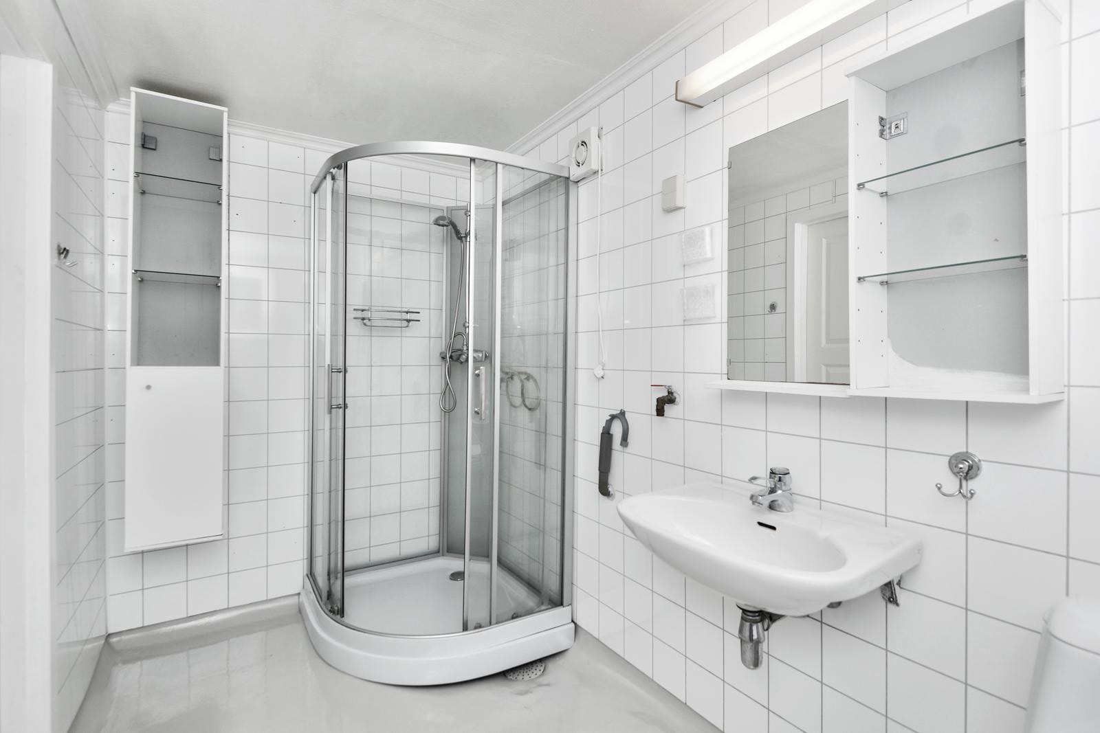 Baderom i kjeller - dusj, servant og toalett Galleribilde