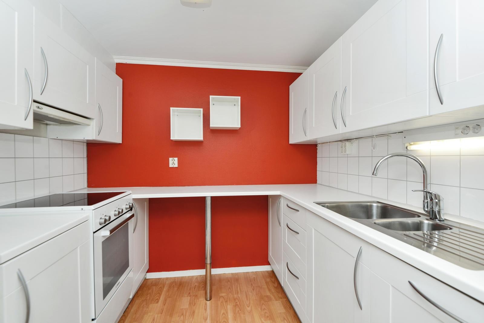 Kjøkken i hvit utførelse i kjelleretasje Galleribilde