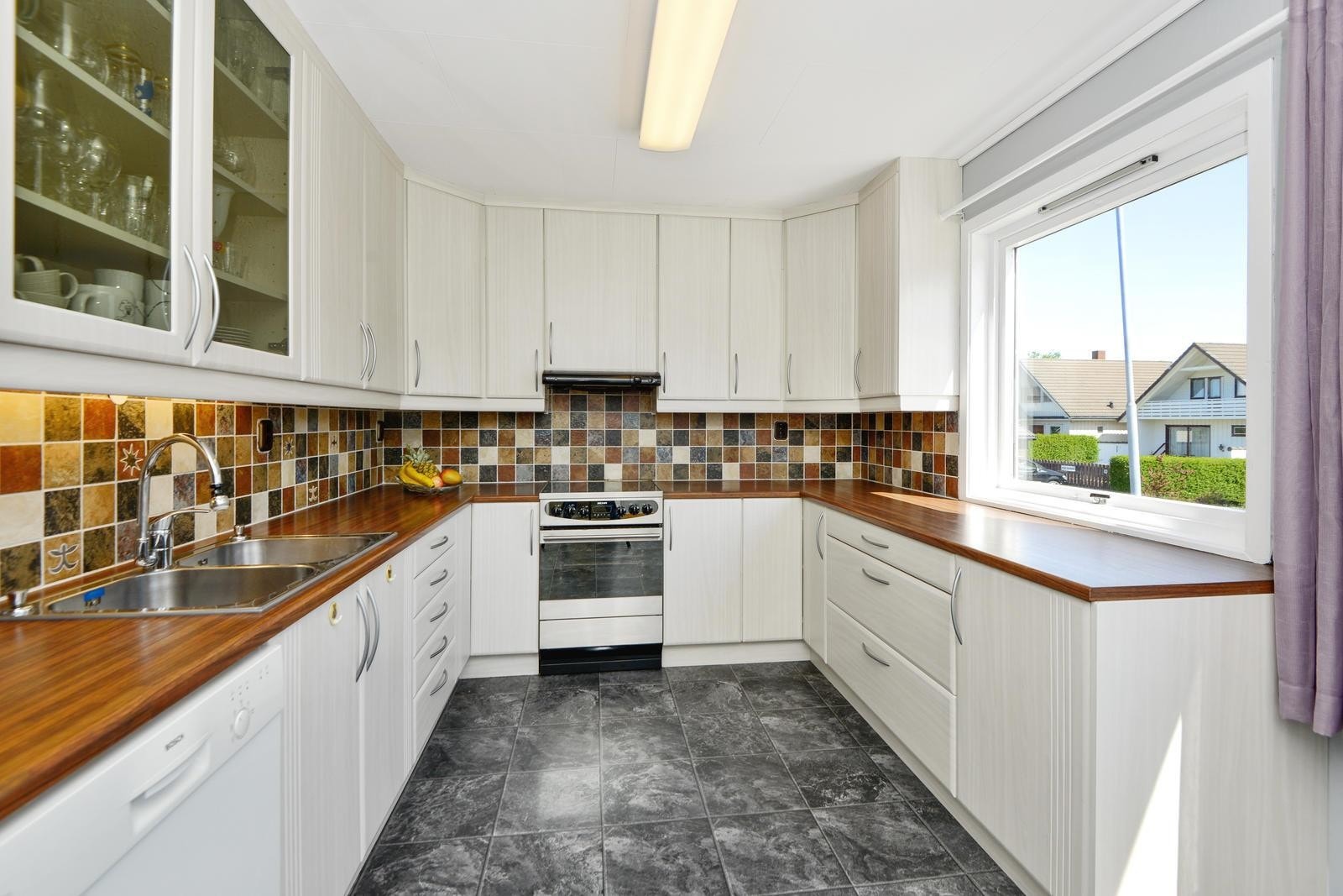 Pent kjøkken med god skap og benkeplass Galleribilde