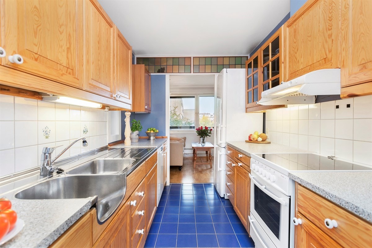 Innholdsrikt kjøkken med inngang til vaskerom og wc. Galleribilde