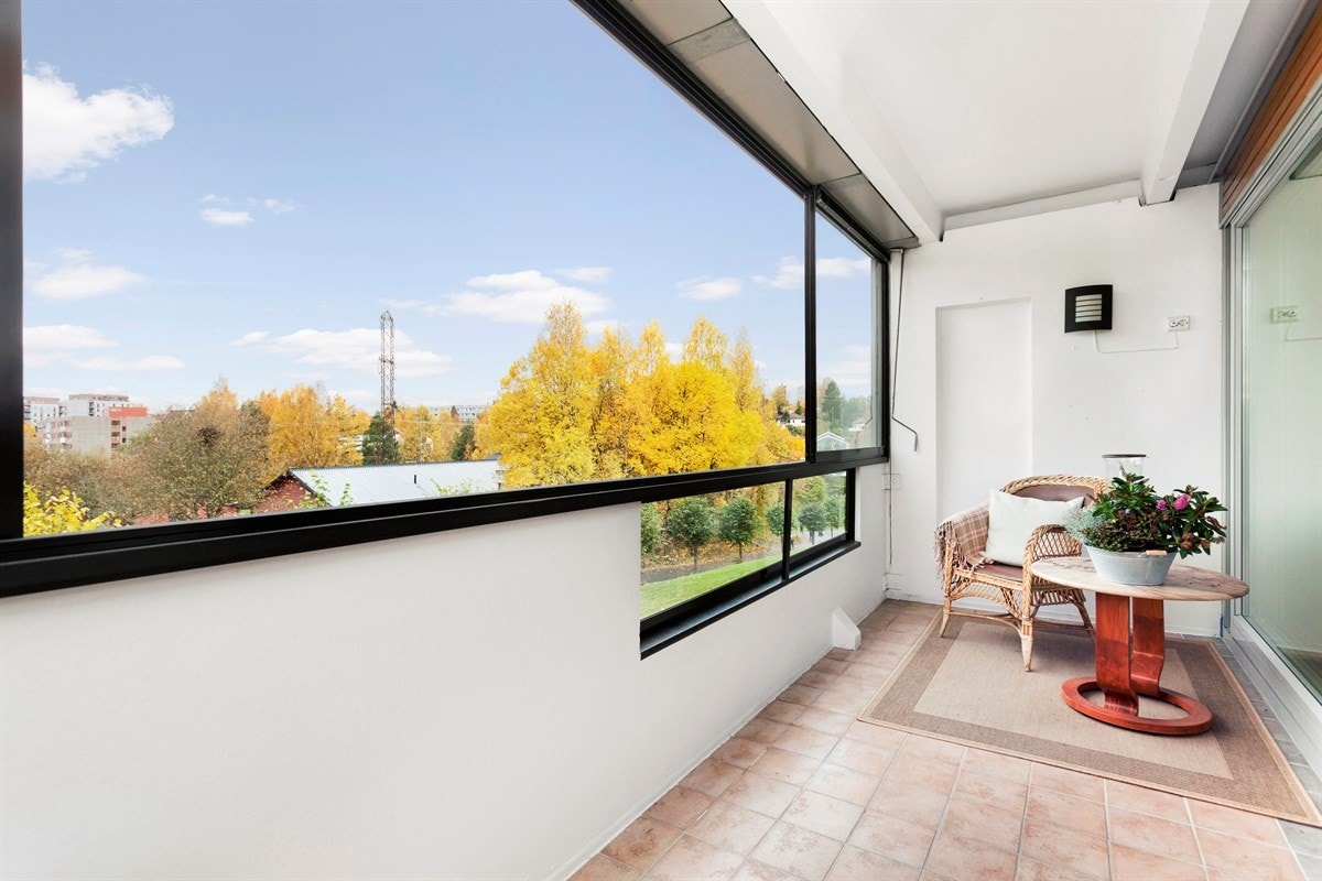 Den store balkongen kan fint brukes på sommer- og vinterstid - glasset kan enkelt skyves til siden på solfylte dager Galleribilde