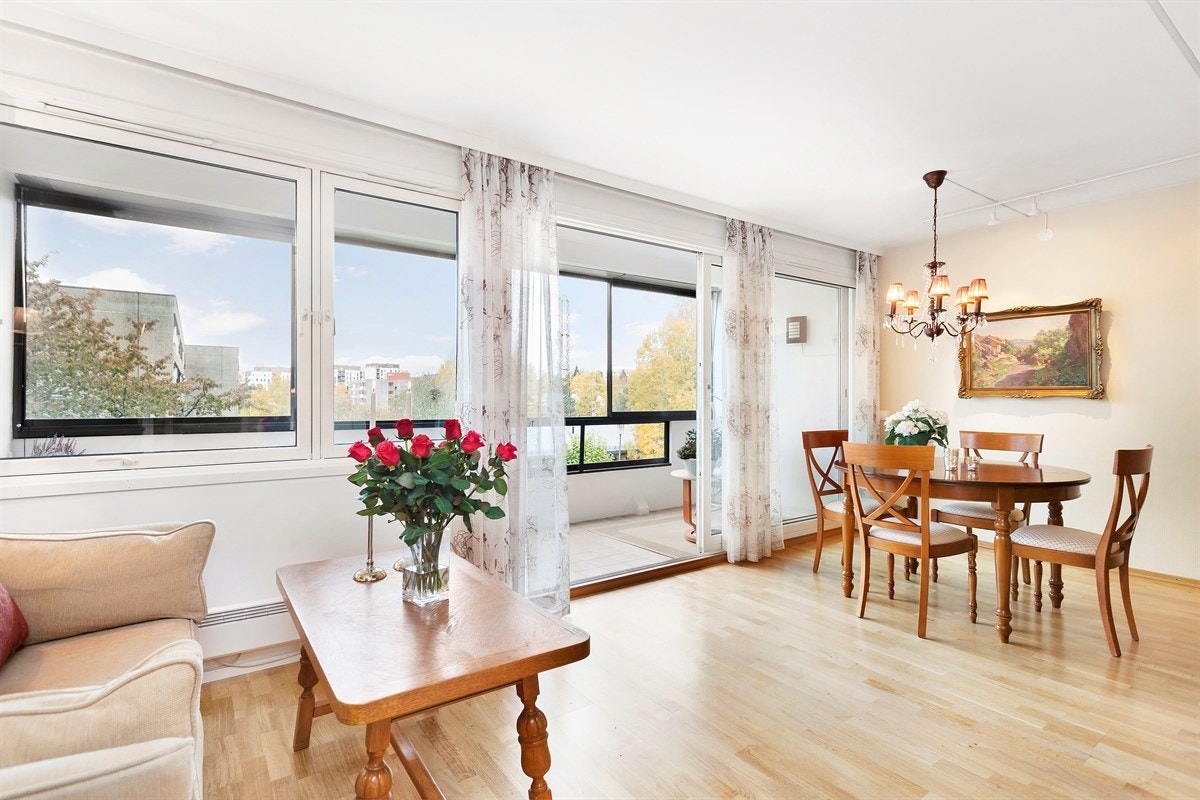 Lys stue med flere møbleringsmuligheter og god plass til sofagruppe og spisebord. Galleribilde