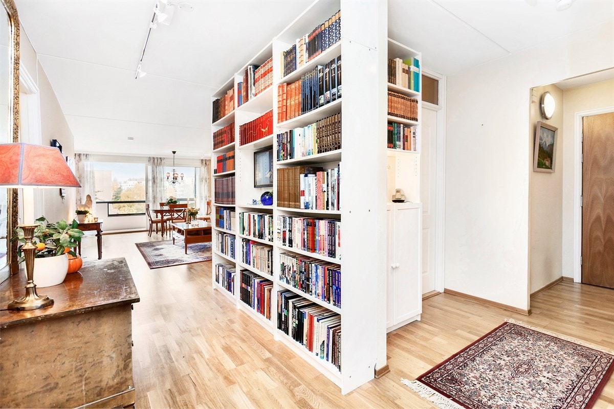 Fra entré/hall mot stue. Inngang til walk-in closet/bod. Galleribilde