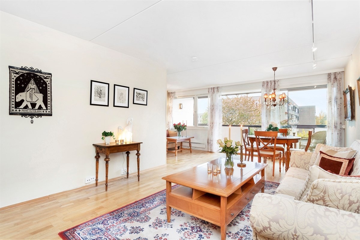 Stue med god plass til sofagruppe og spisegruppe. Galleribilde