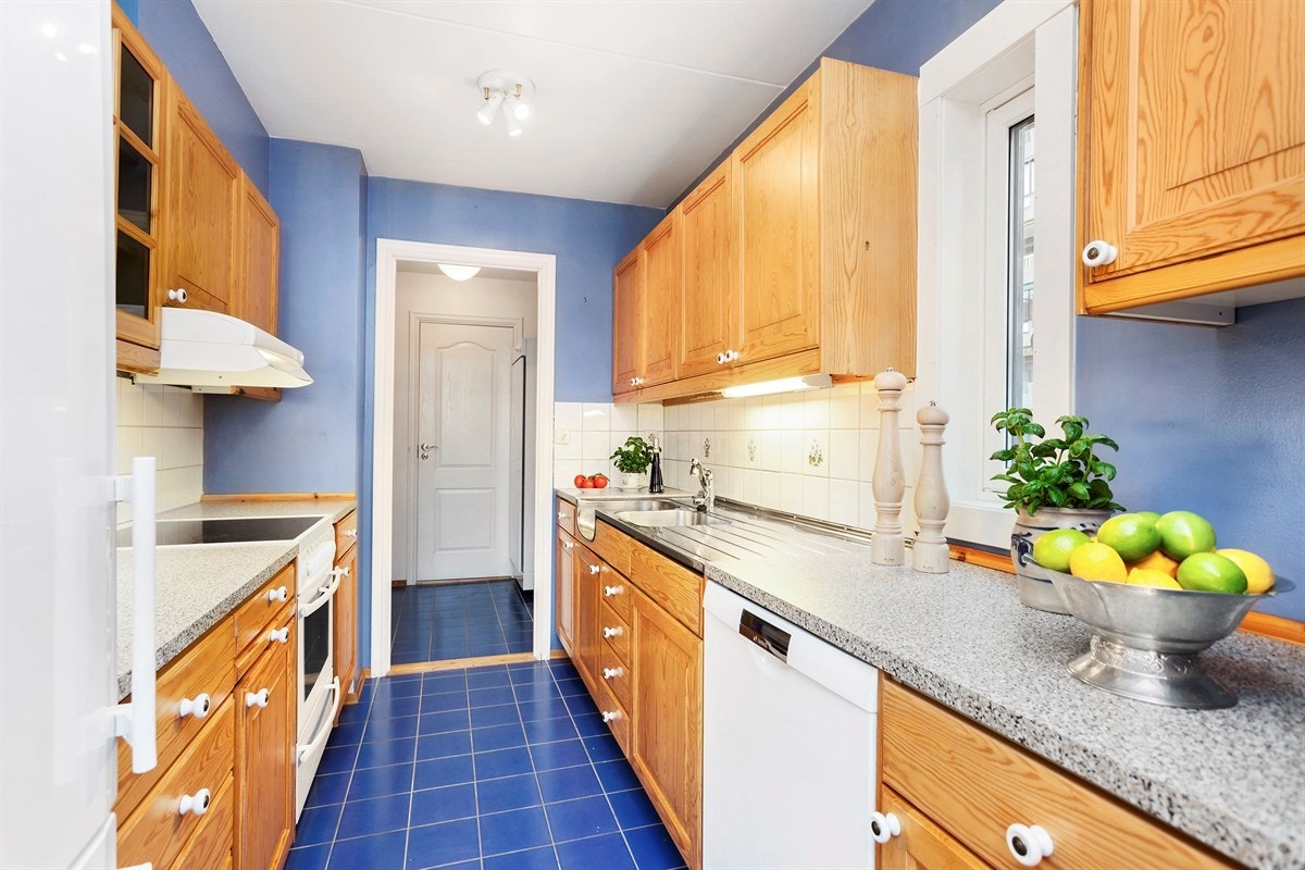 Kjøkken med fint utsyn fra vindu. Galleribilde