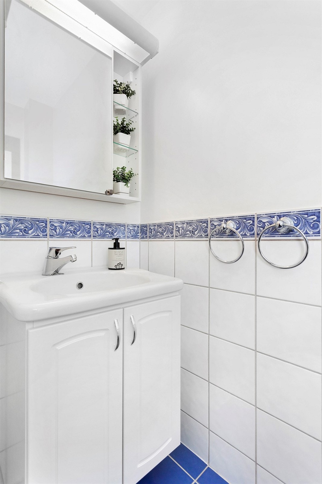 Flislagt gjestetoalett. Galleribilde