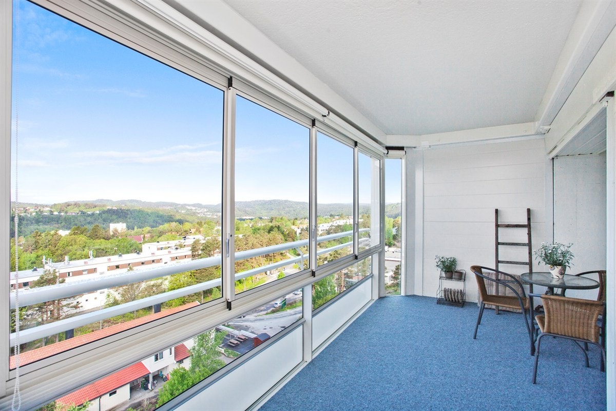 Verandaen er på hele 17m² og ligger mot vest slik at man får sol hele ettermiddagen frem til kvelden Galleribilde
