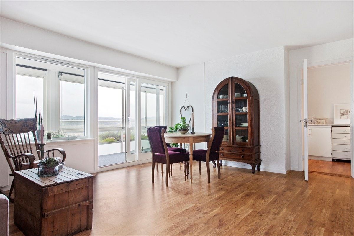 Fra stuen er det skyvedører ut til den inneglassede verandaen Galleribilde