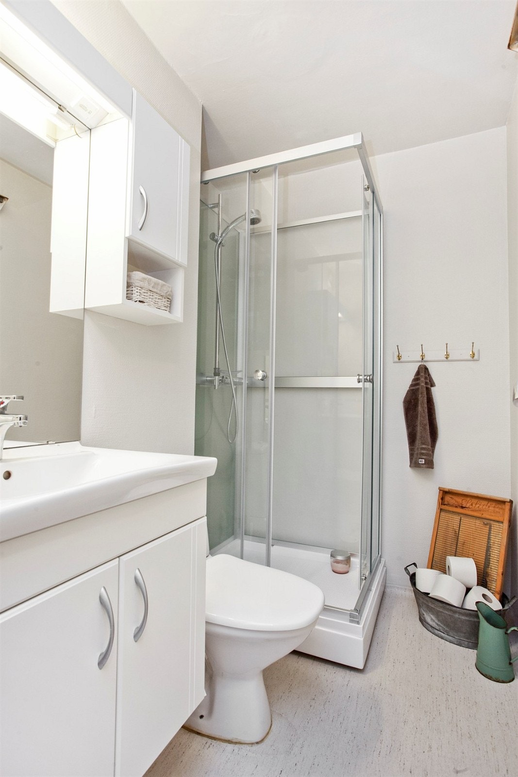 Bad med hvit innredning og nytt dusjkabinett. Galleribilde