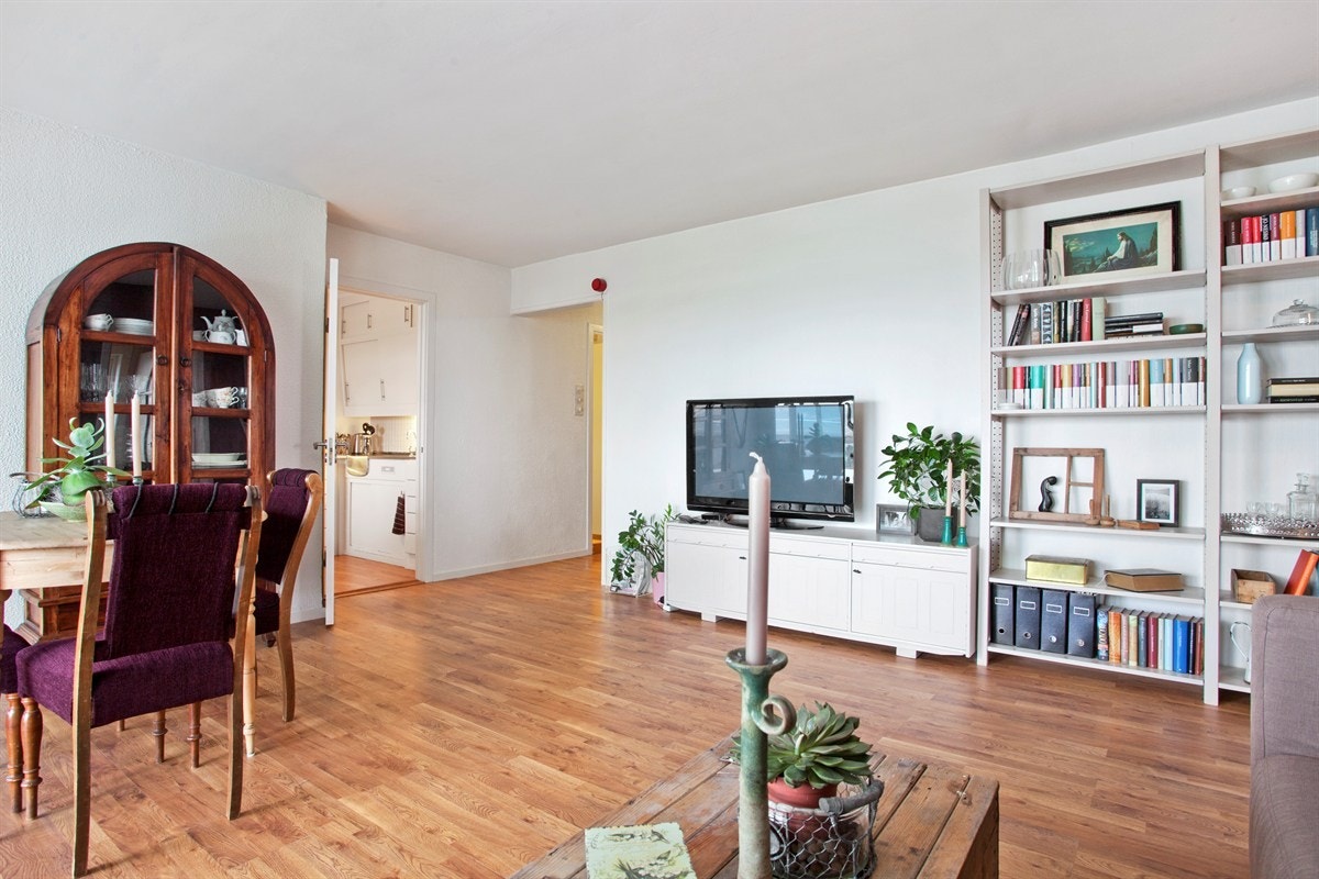 I stuen er det plass til sofagruppe og spisebord Galleribilde