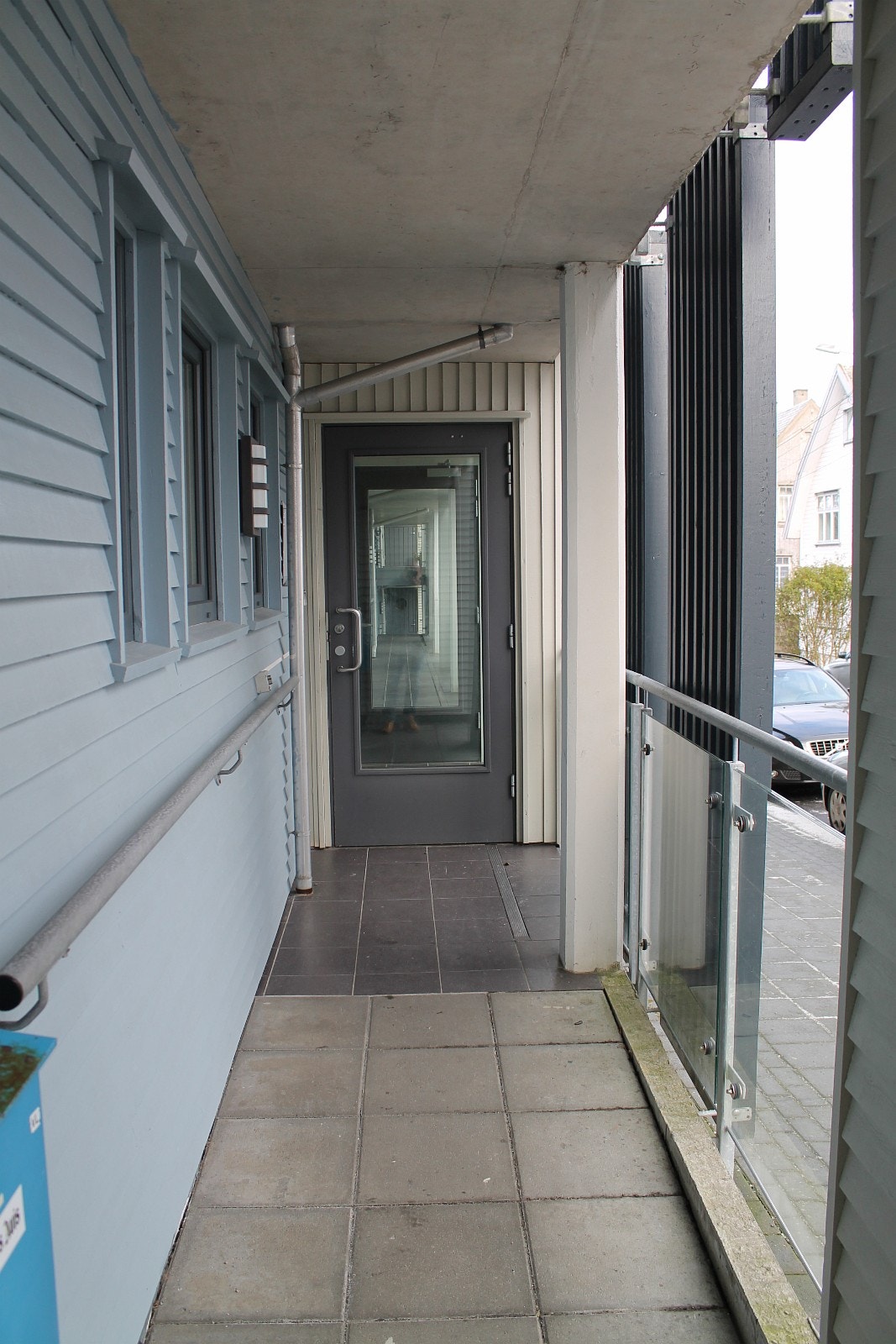 Inngang fra Kirkegatan. Galleribilde