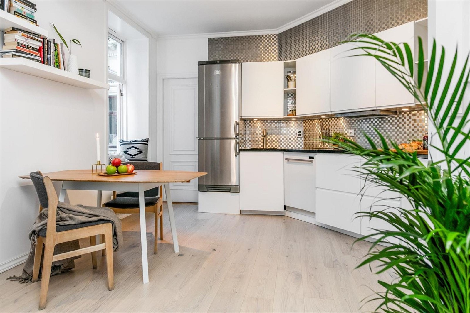 Ekslusivt kjøkken med god plass til spisebord. Den åpne kjøkkenløsningen skaper en fin harmoni i leiligheten. Galleribilde