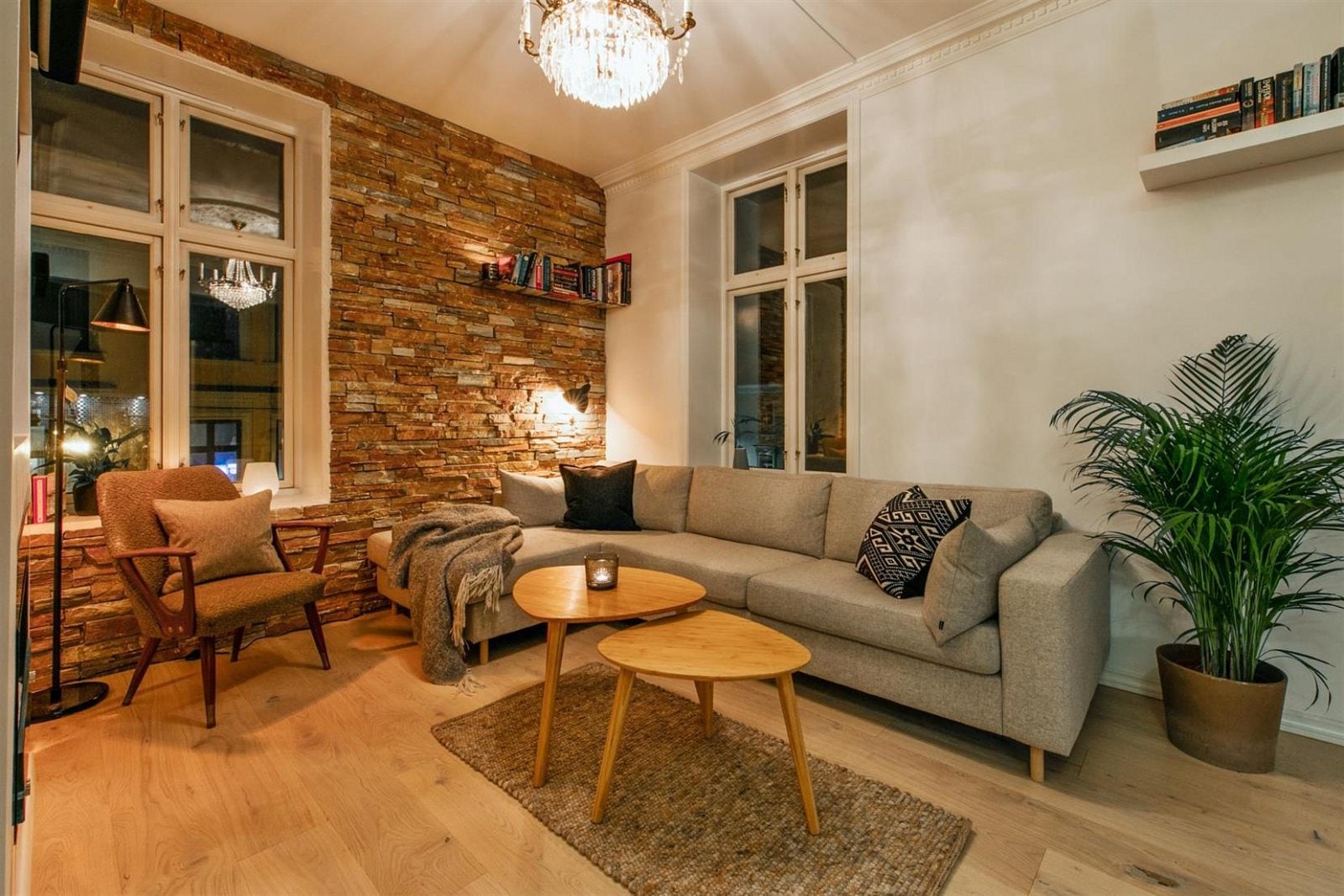 Bildet tatt på kveldstid. En leilighet skapt for hygge. Galleribilde