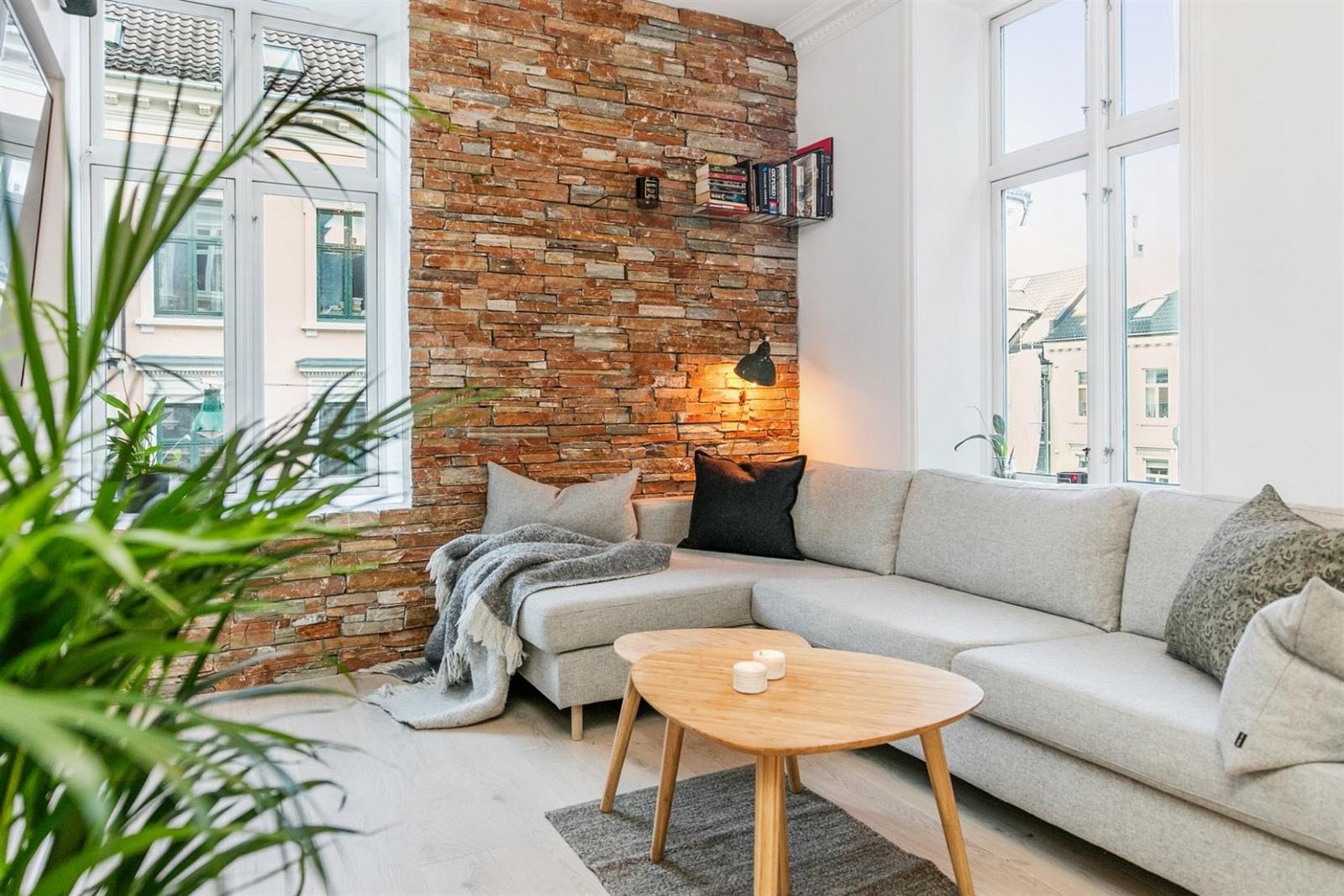 Detaljvegg av mur gjør stuen lun og koselig. Galleribilde