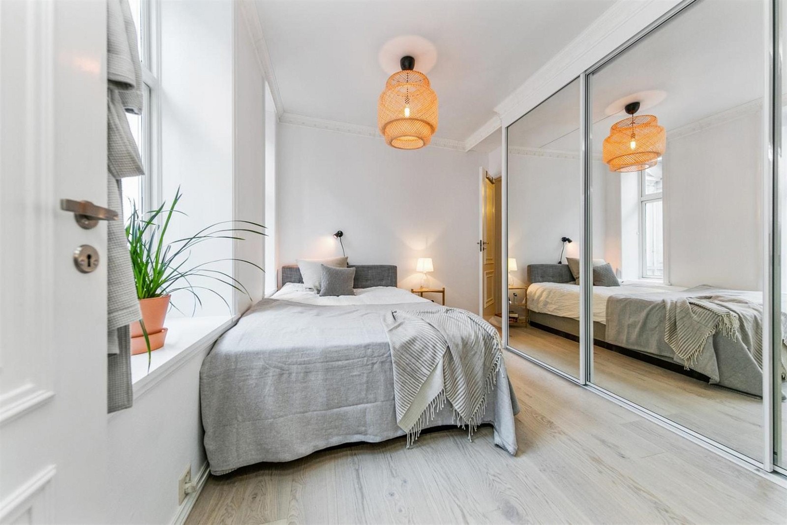 Lyst og pent soverom med god skapplass. Galleribilde