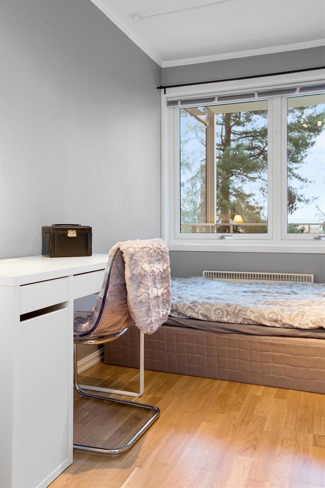 Her er det god plass til både kontor og seng. Galleribilde