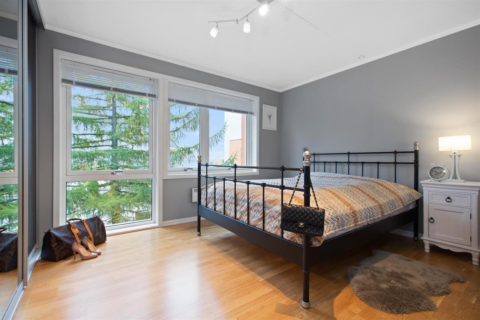 På hovedsoverommet er det en romslig skyvedørsgarderobe med speil. Galleribilde