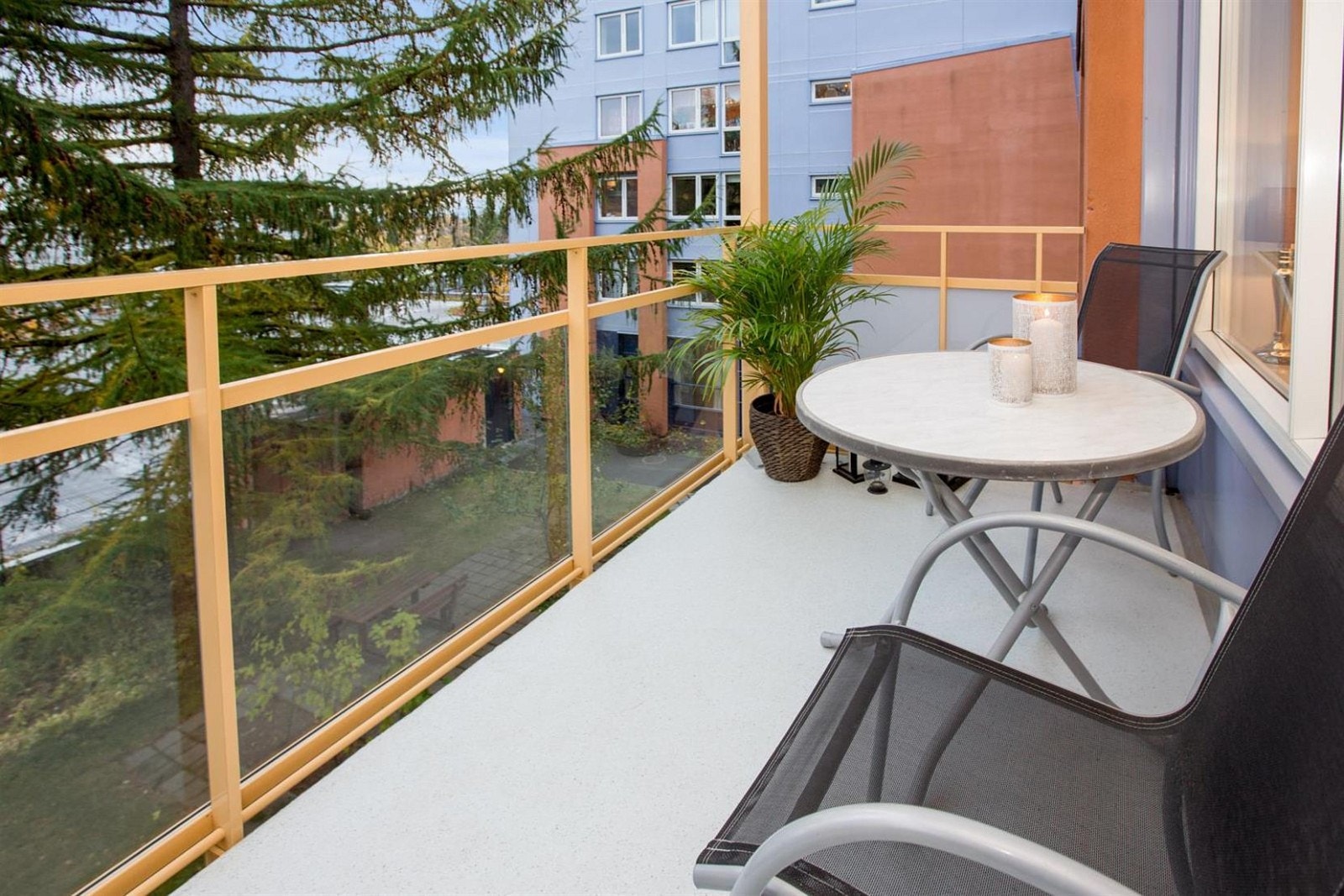 Balkongen er østvedt og har stor plass til både en og to sittegrupper. Galleribilde