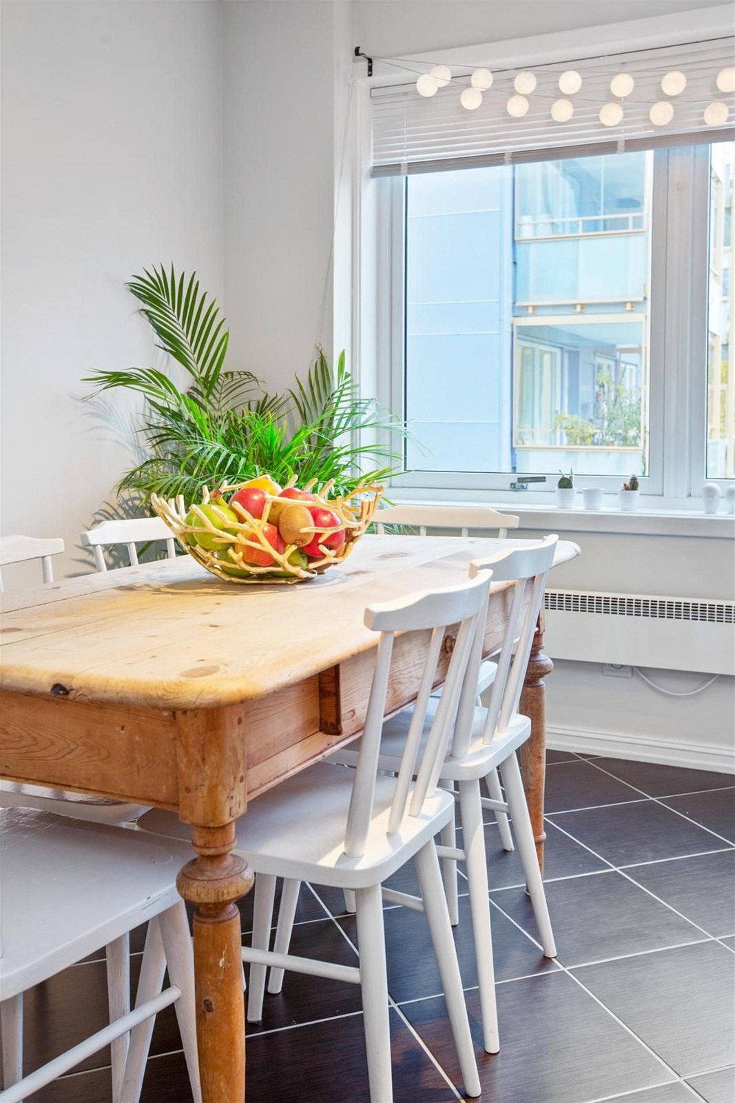 Moderne kjøkken med mye skap- og benkeplass. Galleribilde