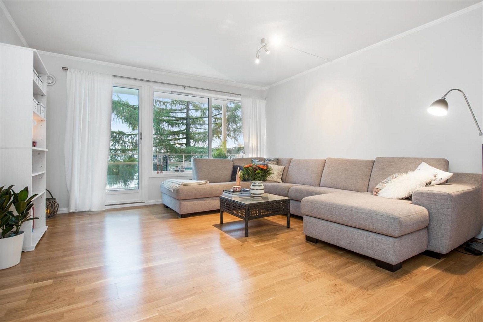 Innbydende stue med utgang til balkong på 11 kvm. Galleribilde