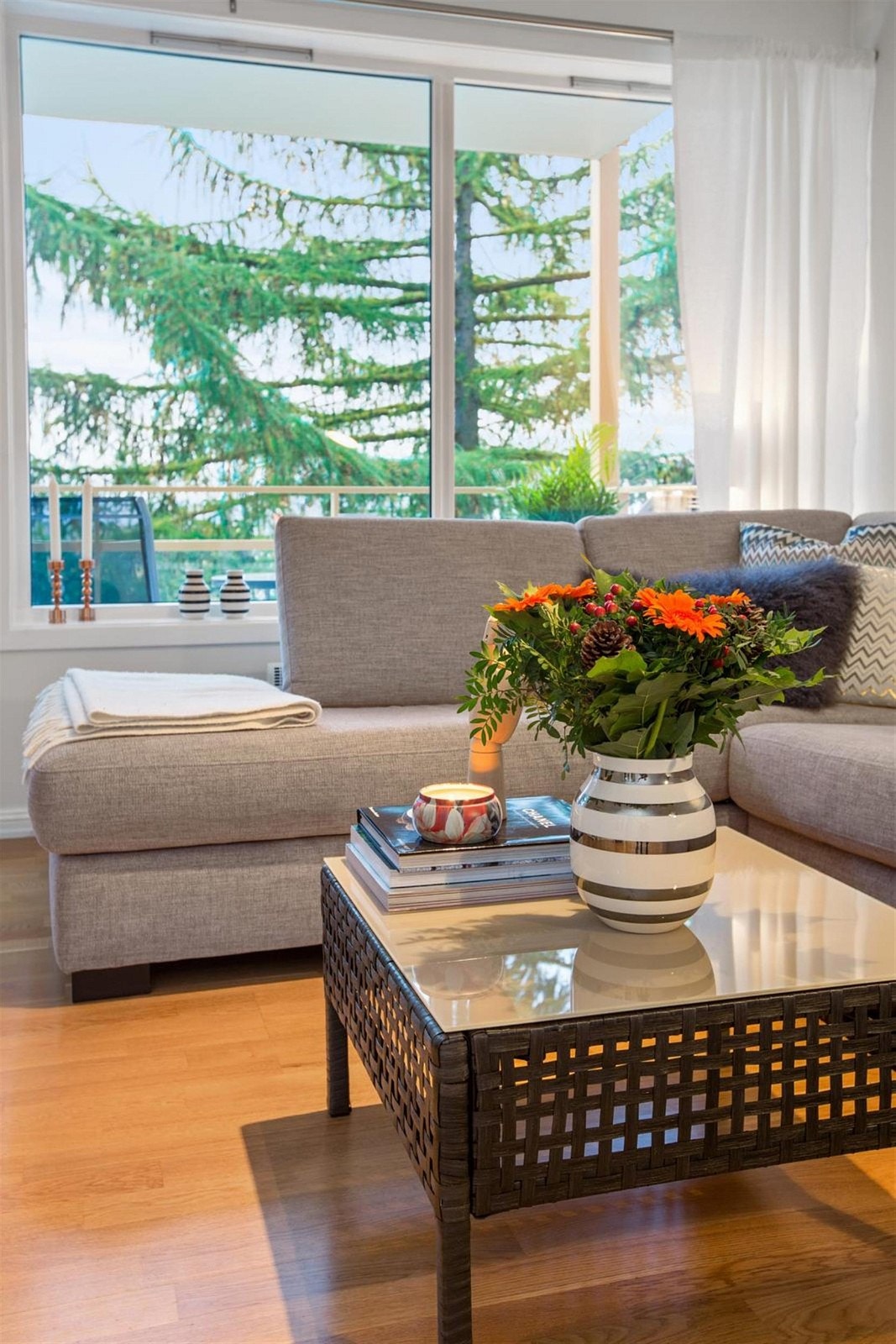 Stuen har store vinduer som gir en lys og luftig atmosfære. Galleribilde