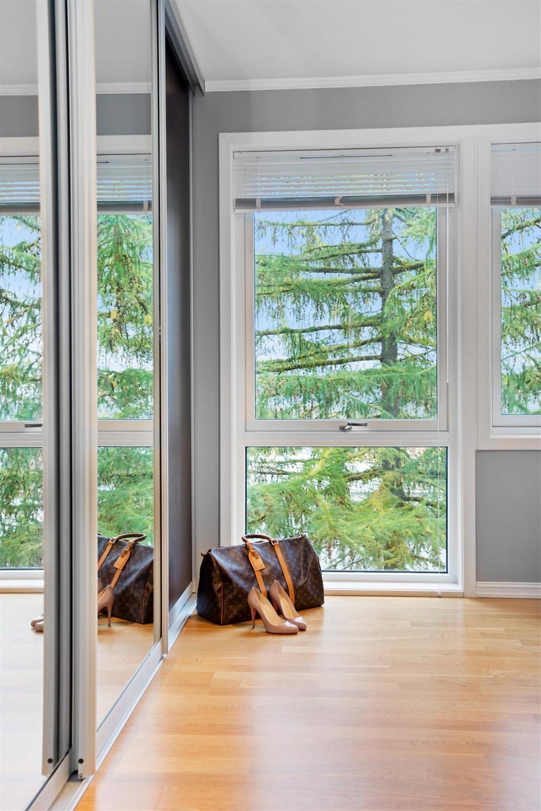 Leiligheten har to soverom med store vindusflater som gir masse naturlig lys. Galleribilde