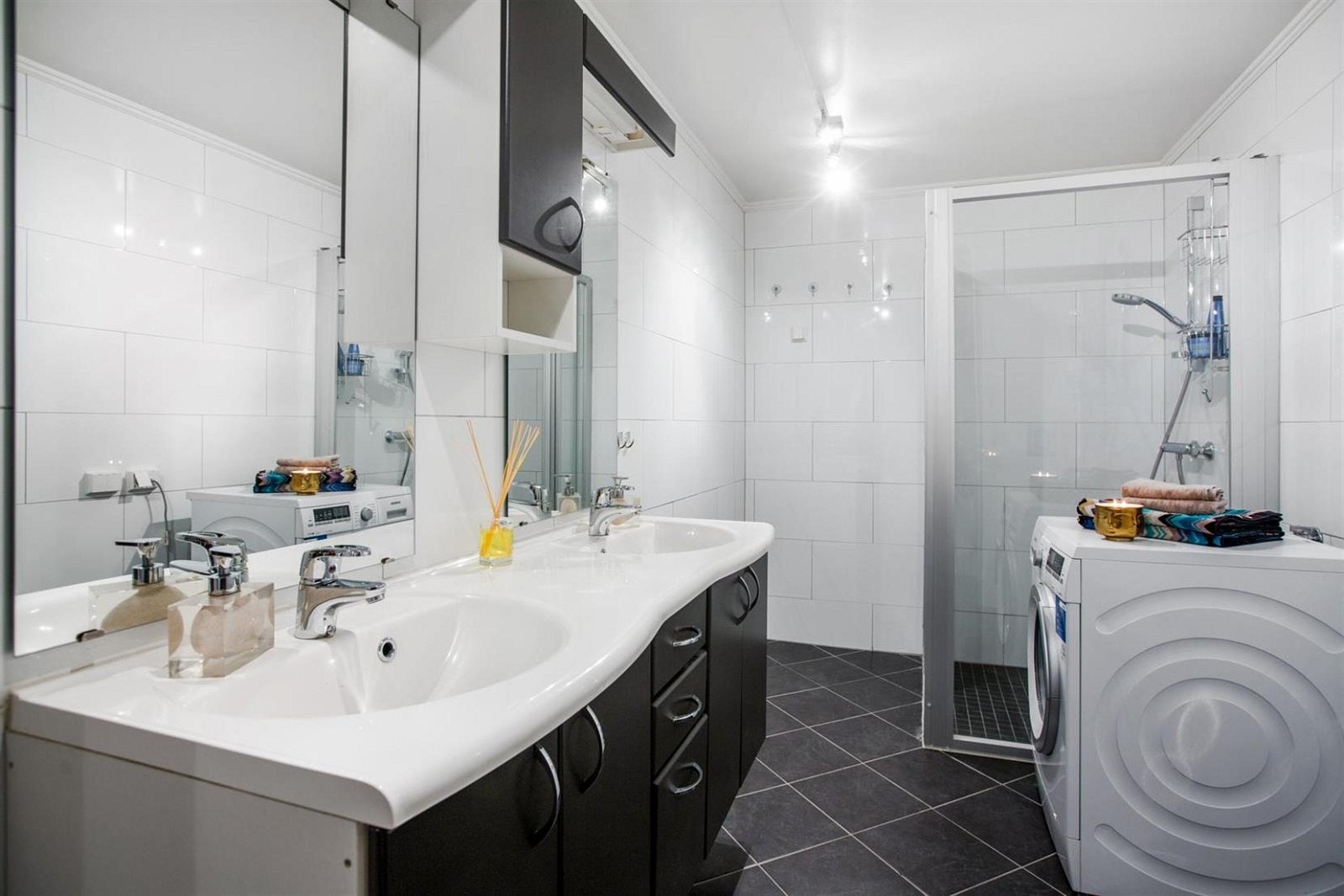 Badet inneholder vegghengt wc, dusjhjørne og dobbel servant med speil. Galleribilde