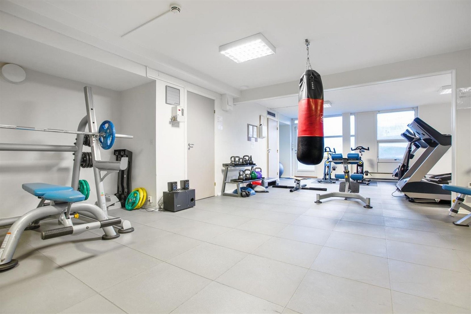 I kjelleren er det trimrom, solarium, badstu og fellesvaskeri. Galleribilde