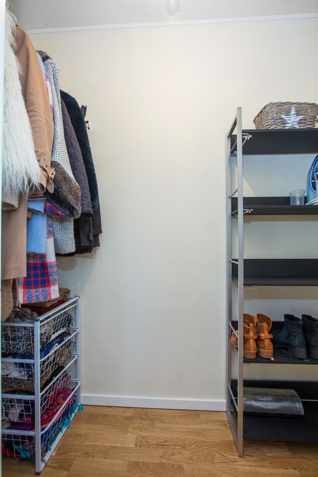 Fra entré er det inngang til bod med garderobe. Galleribilde