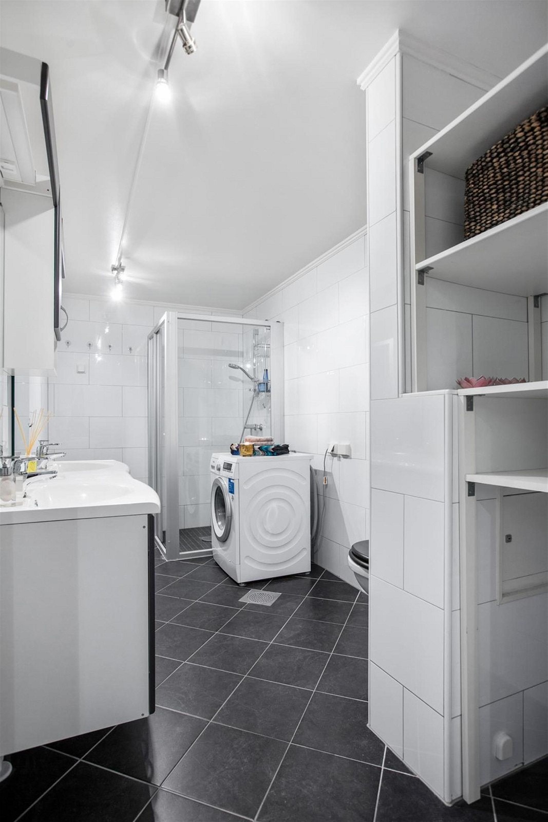 Bad fra 2013 med moderne innredning. Galleribilde