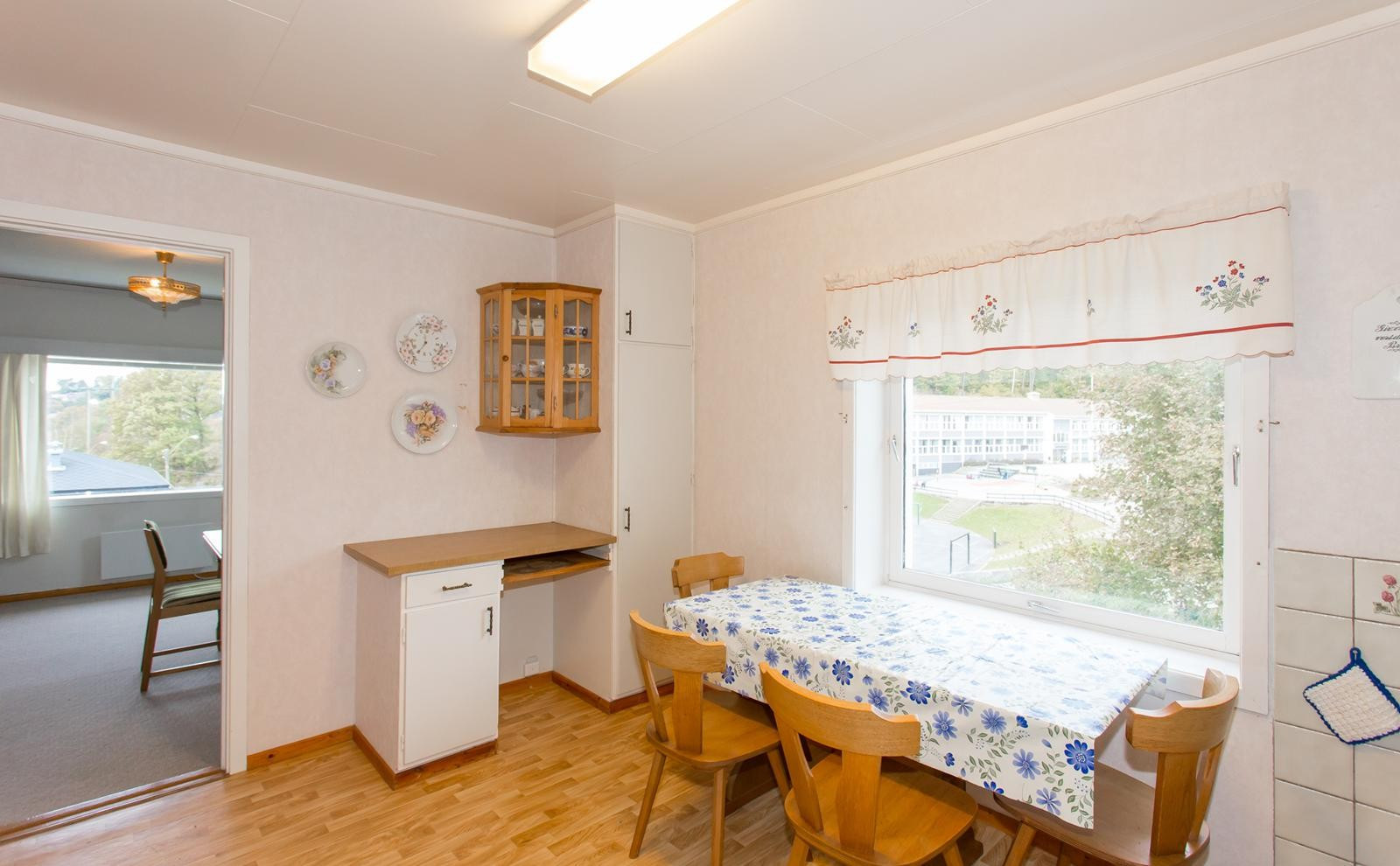 Praktisk og sentrumsnær enebolig med garasje på romslig tomt ...