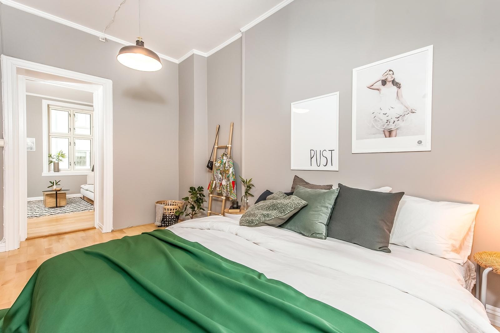 Hovedsoverom med god plass for dobbeltseng og garderobeløsninger. Galleribilde