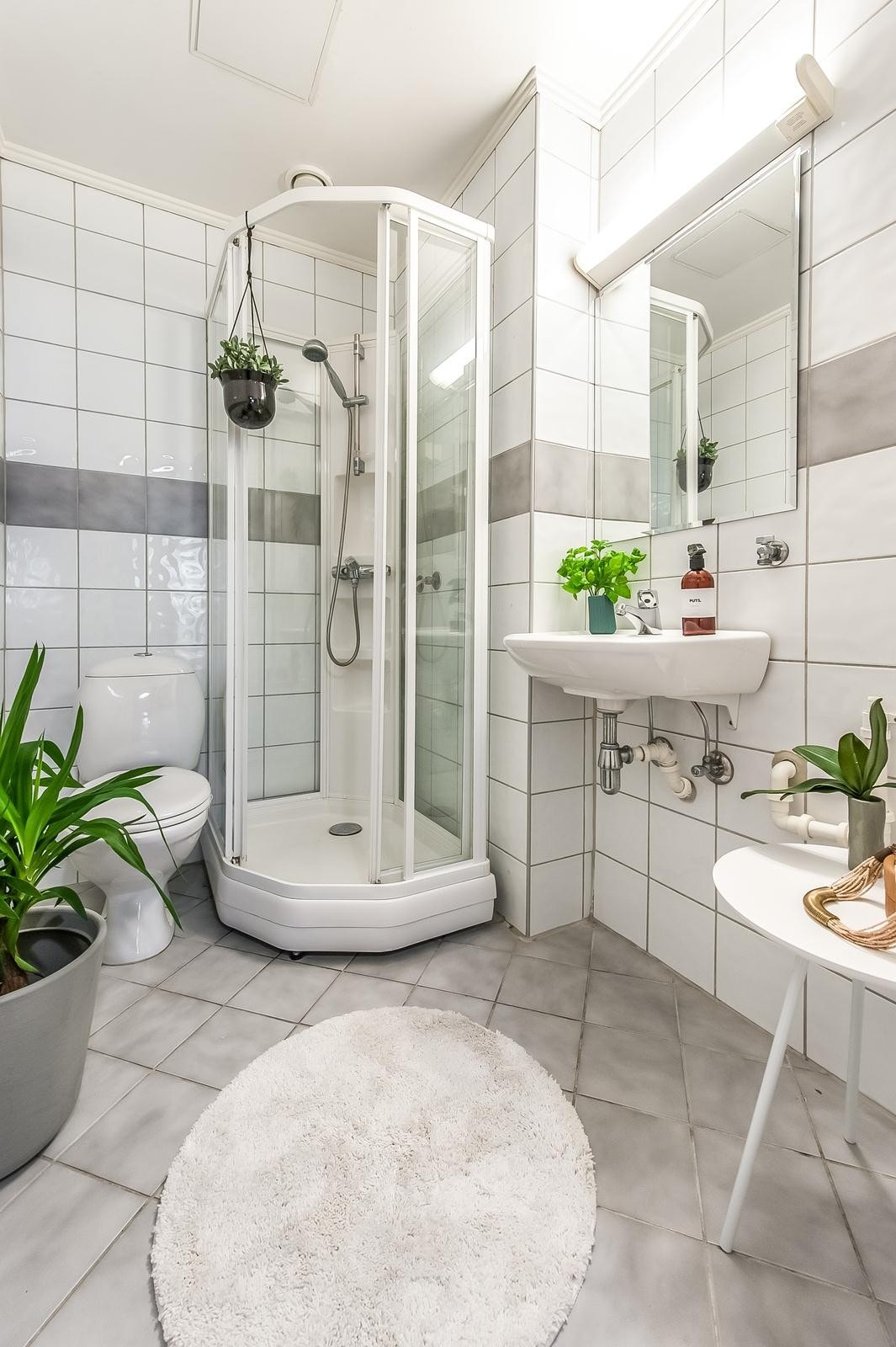 Badet er flislagt med varmekabler i gulv. Galleribilde