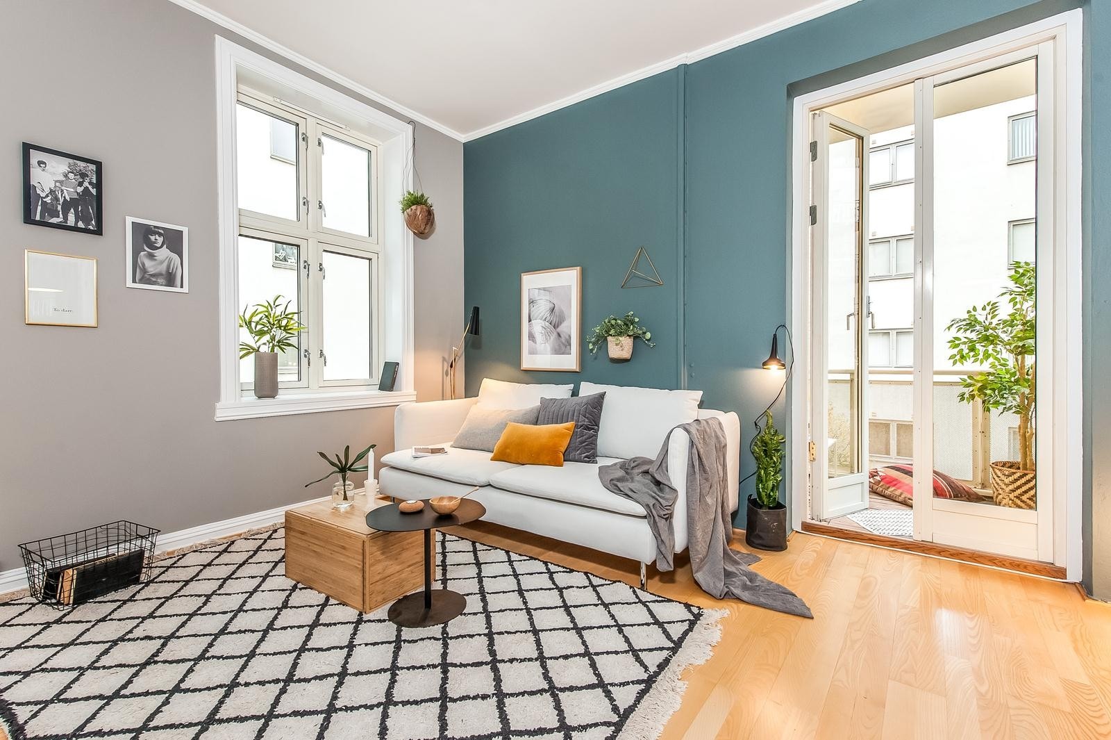 Stuen er lys med delvis åpen kjøkkenløsning og store vindusflater. Galleribilde