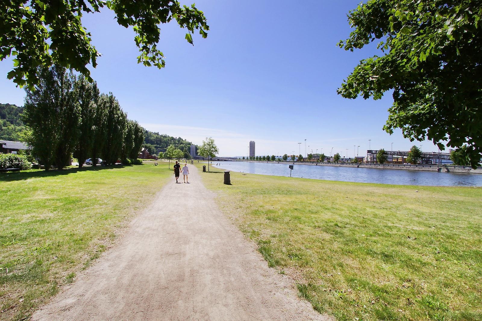 Middelalderparken med omkringliggende parkanlegg og kunstig innsjø. Her har man alle muligheter for rekreasjon i hyggelige og grønne omgivelser. Parken har rommet flere kulturarrangementer deriblant den populære Øyafestivalen. Galleribilde